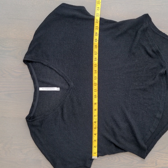 ARITZIA BABATON | T-shirt Oversized Open Knit V-Neck Scoop Hem, Black, Womens XS - Picture 9 of 10